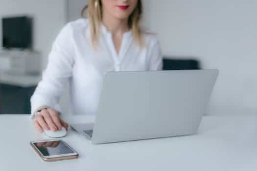 Wireless Charging Desks: Declutter Your Workspace