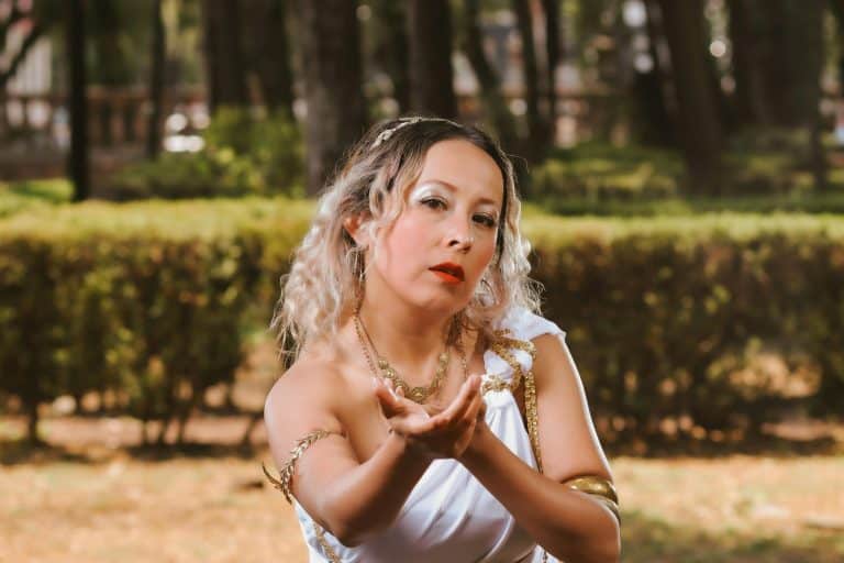 Slow Fashion: Capsule Wardrobes and Timeless Staples